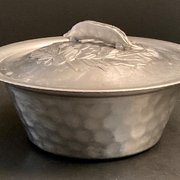 Everlast Forged Aluminum Lidded Bowl Pea Motif Pea Handle Hammered Metal