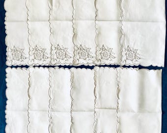 Juego vintage de 12 servilletas de lino bordadas con calado y diseño floral.