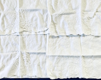 Lot de 50 nappes, serviettes et dessous de verre vintage brodés au crochet