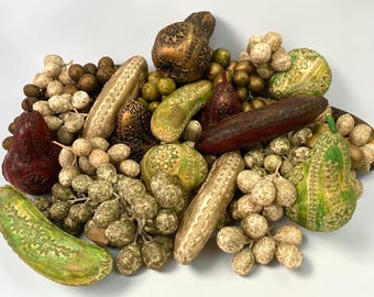 Frutas artificiales vintage de imitación: peras, uvas y plátanos en relieve, color verde y dorado, 31 piezas.