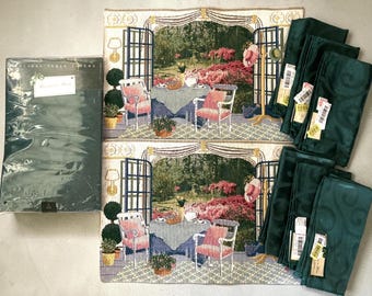 Juego de mesa redonda Holiday At Home con mantel, 6 servilletas, estampado damasco y 2 individuales.