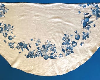 Mantel redondo de lino vintage con estampado de frutas azules, firmado por Luther Travis.