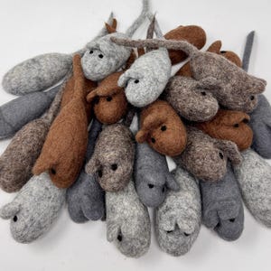 K&ouml;nnte beinhalten: Eine Ansammlung handgefertigter Filzm&auml;use in verschiedenen Grau- und Braunt&ouml;nen. Jede Maus hat kleine schwarze Augen und einen langen Schwanz. Die M&auml;use sind auf wei&szlig;em Hintergrund angeordnet.