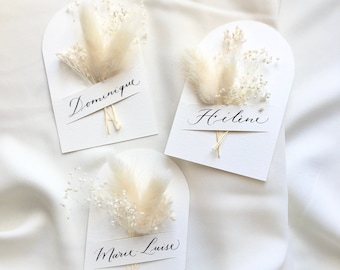 Marque o lugar com flores com caligrafia como principal. Porta nom de casamento. Composição floral