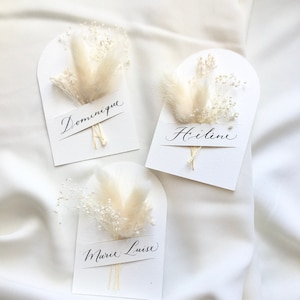 Marque lugar com flores com caligrafia fait main