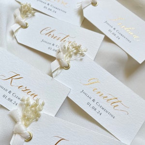 Marque place avec calligraphie fait main, ruban et prénoms des mariés. Cadeau mariage