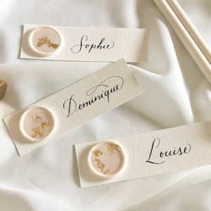 Marque lugares manuscrites avec cachet de cire avec feuilles d'or - Marque-places pour mariages. Matrimonio Bautista Aniversarios