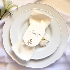 Marque-place bohème con calligrafia e motivo botanico