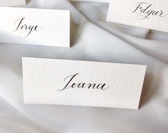 Marque-places de calligraphie fait main voor de feestdagen Marque places en chevalet. Porte nom de mariage