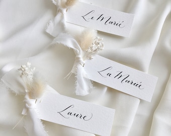 Marque place fleuri avec calligraphie fait main avec ruban soie. Etiquettes pour nom