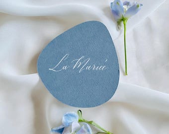 Marque-place mariage bleu. Place card mariage, forme organique. Calligraphie fait main. Porte-noms de bapteme