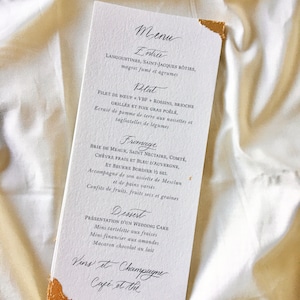 Menu minimalista de belas artes para casamento ou batismo. Menu com folhas de ouro