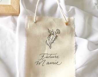 Petit Fanion bohème en coton avec calligraphie fait main Future mamie Future mariée Future maman