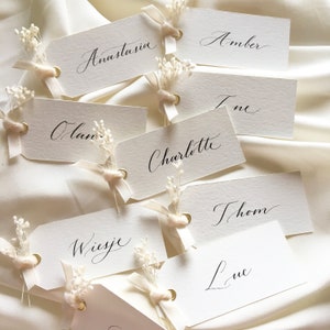 Marque places avec ruban, fleurs séchées et calligraphie fait main Mariage chic élégant