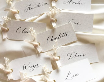 Marque places avec ruban, fleurs séchées et calligraphie fait main Mariage chic élégant