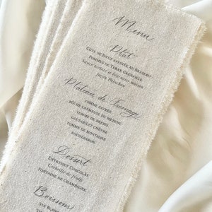 Menú minimalista en tissu fine art pour mariage ou baptême. Menú sobre tejido de algodón