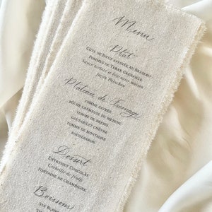 Menu minimaliste en tissu fine art pour mariage ou baptême. Menu sur tissu coton