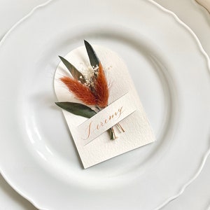 Marque place fleuri avec calligraphie fait main, Mariage terracotta et oliviers