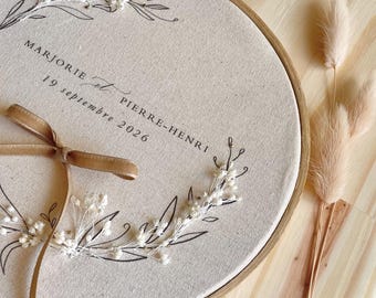 Porte-alliances, cousin de bijoux de mariage. Tambourin de mariage faitmain avec broderie et fleurs naturelles. Tambour à broder.