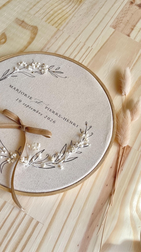 Porte-alliances, cousin de bijoux de mariage. Tambourin de mariage faitmain avec broderie et fleurs naturelles. Tambour à broder.