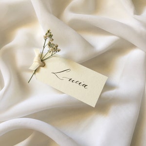 Marque places avec ruban, fleurs séchées et calligraphie fait main Mariage chic élégant