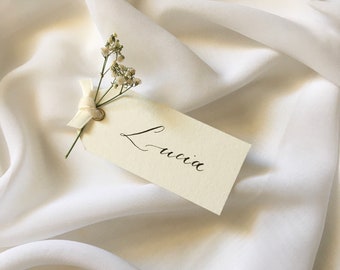 Marque places avec ruban, fleurs séchées et calligraphie fait main. Mariage chic élégant