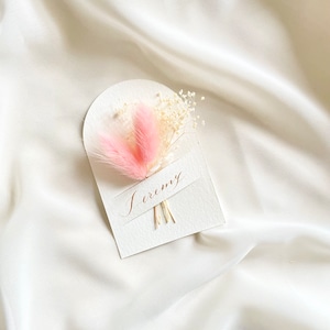Marque place fleuri avec calligraphie fait main , Mariage rose romantique
