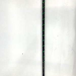 Könnte beinhalten: Schwarzer Gehstock mit gebogenem Griff und grünem Spiralmuster. Der Stock ist etwa 91 cm lang und bietet Halt und Stil. Ein klassisches Accessoire für Mobilität und Mode.