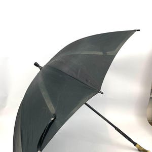 Vintage zwarte paraplu uit de jaren 60/70 | Looplengte klassieke stijl met gerepareerd handvat