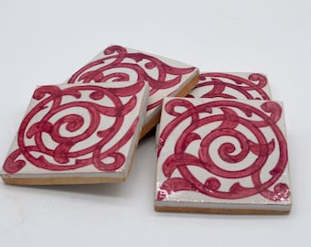 Röd blommig keramisk väggkakel, handmålad marockansk kakel, andalusisk design
