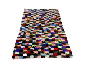 Vintage Marokkaans boucherouite-tapijt, veelkleurig shaggy schaakontwerp, 240 x 130 cm