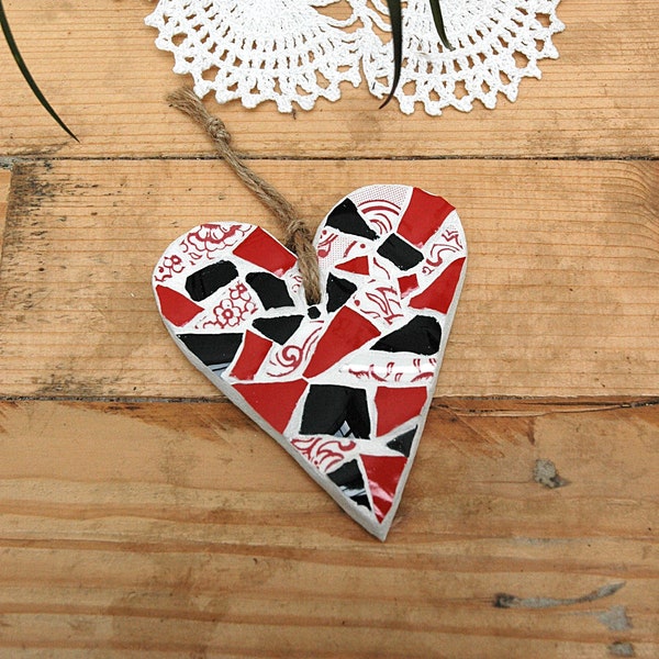 Coeur en mosaïque de vaisselle picassiette ancienne rouge blanc et noir à suspendre création upcycling