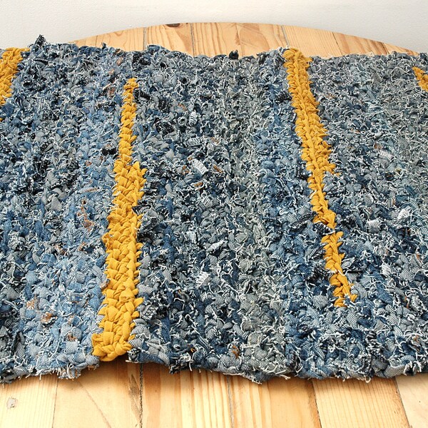 Tapis chiffon en jeans au crochet de couleur bleu et jaune moutarde recyclage de vêtement création upcycling