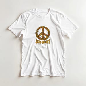 Camiseta retrô com estampa de flor e símbolo da paz &quot;Stay Groovy&quot; | Camiseta vintage hippie dos anos 70 | Camiseta boho floral descolada | Blusa retrô com estética retrô