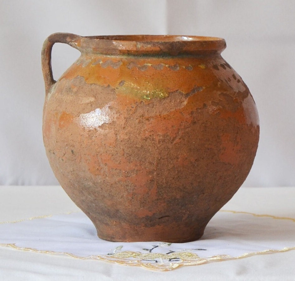 アンティークの土製ボウル。古い茶色の陶器の花瓶。侘び寂びの陶器の
