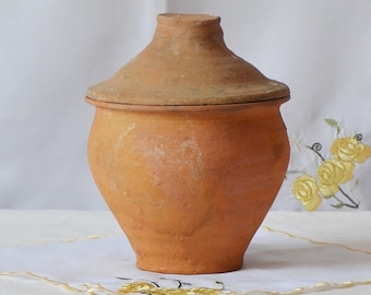 Jardinière d'intérieur en poterie Wabi sabi avec couvercle. Ancien pot en terre cuite. Récipient ancien en terre cuite.