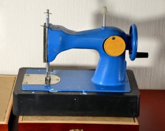 Vintage USSR children's sewing machine \ Toy sewing machine \ Vintage children's toy