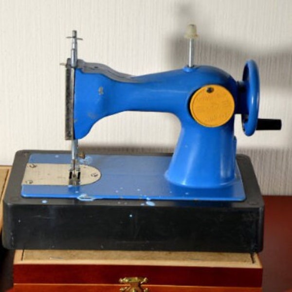 Vintage USSR children's sewing machine \ Toy sewing machine \ Vintage children's toy