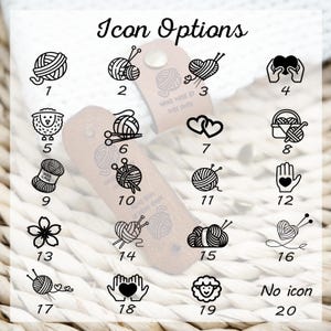 Op de afbeelding: Een grafiek met 20 verschillende icoonopties voor een breiproject. De iconen omvatten een bol garen, een paar breinaalden, een hart, een schaap, een mand, een bloem en een hand die een hart vasthoudt. De tekst "Hand Made By Miss Smith" is zichtbaar op de grafiek.