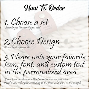 Op de afbeelding: Instructies voor het bestellen van een gepersonaliseerde set leren sleutelhangers. Kies een set, een ontwerp, een pictogram, een lettertype en aangepaste tekst. De afbeelding toont een leren sleutelhanger met de tekst "Hand Made By Mise Shipw".