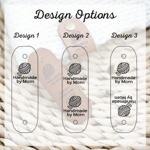 Op de afbeelding: Drie verschillende ontwerpen voor een lederen label met de tekst "Handmade by Mom" en een gestileerde afbeelding van een bol garen. Het label is ontworpen om aan een handgemaakt item te worden bevestigd.