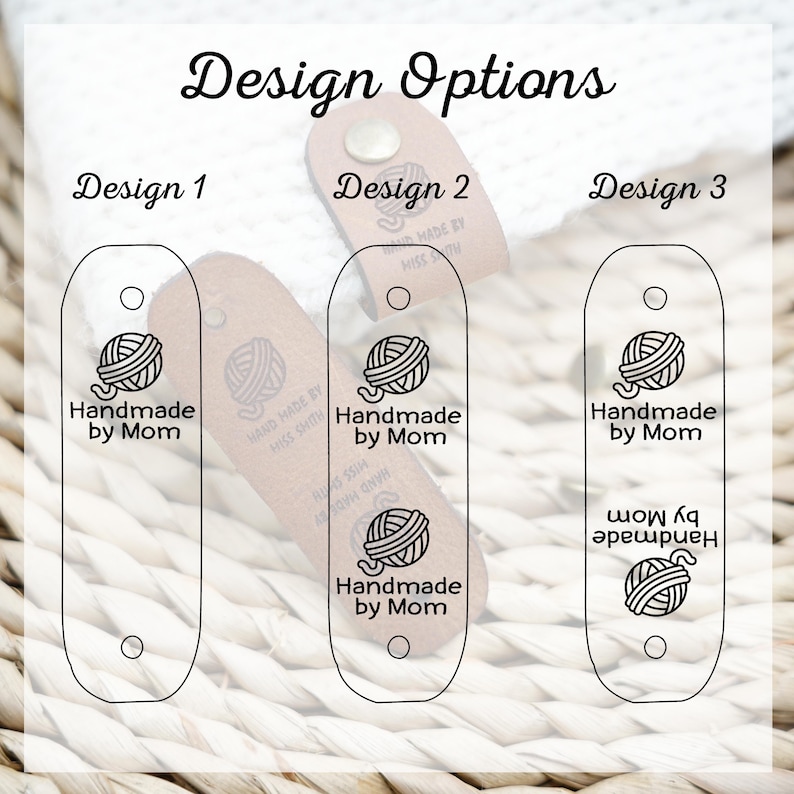 Op de afbeelding: Drie verschillende ontwerpen voor een lederen label met de tekst "Handmade by Mom" en een gestileerde afbeelding van een bol garen. Het label is ontworpen om aan een handgemaakt item te worden bevestigd.