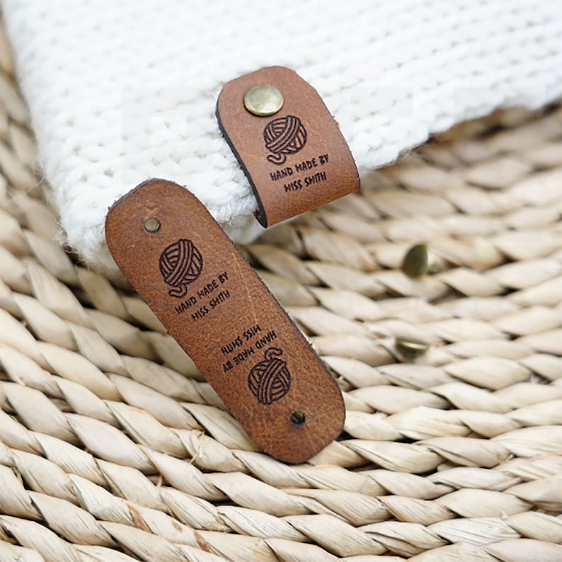 Gepersonaliseerde leren labels voor gebreide mutsen, aangepaste leren labels voor haken en kleding, handgemaakte labels voor gebreide mutsen, leren labels, kerstcadeau afbeelding 5