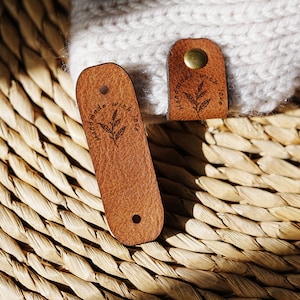 Mini etichette in pelle personalizzate, etichette in pelle personalizzate, etichette per maglieria con rivetti, accessori per cappelli, etichette fatte a mano per maglieria e uncinetto, regalo