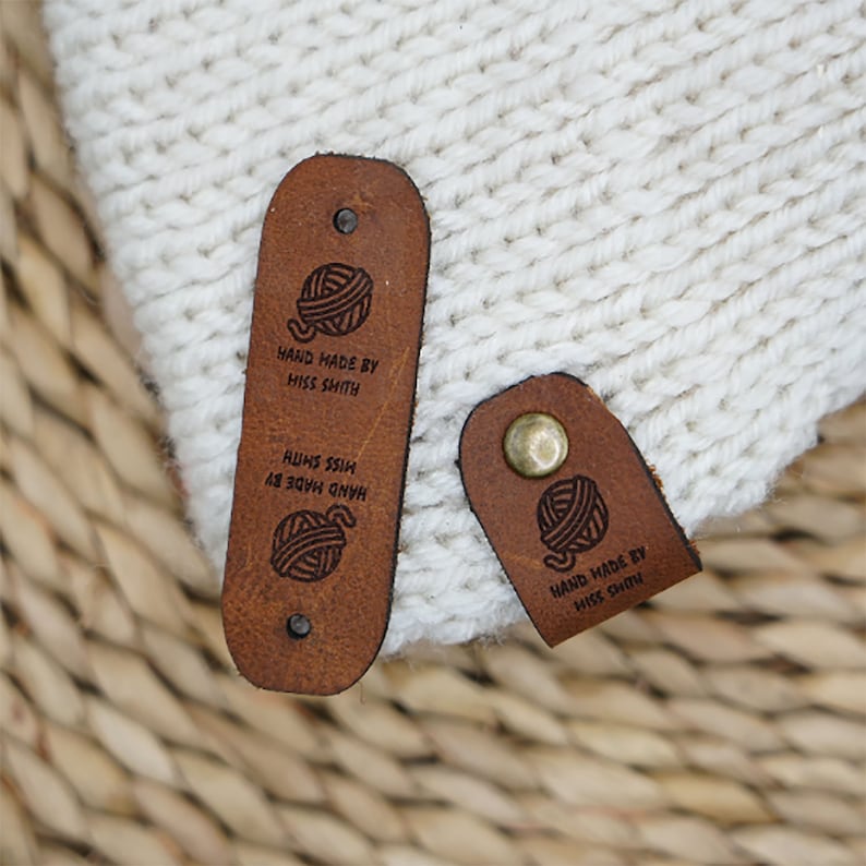 Gepersonaliseerde leren labels voor gebreide mutsen, aangepaste leren labels voor haken en kleding, handgemaakte labels voor gebreide mutsen, leren labels, kerstcadeau afbeelding 3