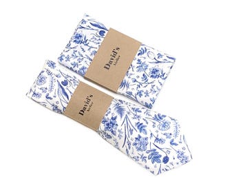 Stoffige blauwe stropdas met wilde bloemen, bijpassende pochet, witte en blauwe bloemenstropdas, rustieke bruiloftsstropdassen, stropdas bruidsjonkers