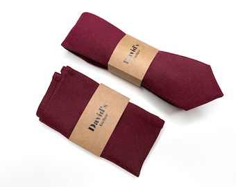 Corbata lisa color burdeos, pañuelo de bolsillo a juego. Corbata estrecha para boda color vino a juego. Davids Bridal.