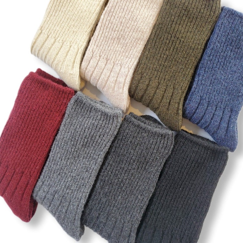 K&ouml;nnte beinhalten: Ein Set mit zehn Paar gerippten Stricksocken in verschiedenen Farben, darunter Beige, Gr&uuml;n, Marine, Grau und Burgunder.