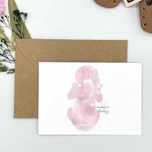 Schwangerschaft verkünden: Klappkarte Baby in Rose, Verkündungskarte Wir bekommen ein Baby für die Familie und Freunde, DIN A6 inkl. Kuvert