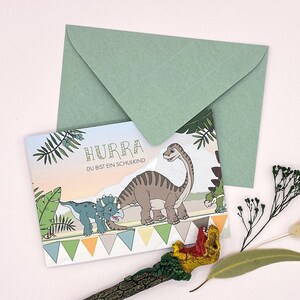 Karte zur Einschulung Junge - Geschenk für Kinder zum Schulbeginn für die Schultüte mit Dinosauriern, Glückwunschkarte DIN A6 mit Kuvert